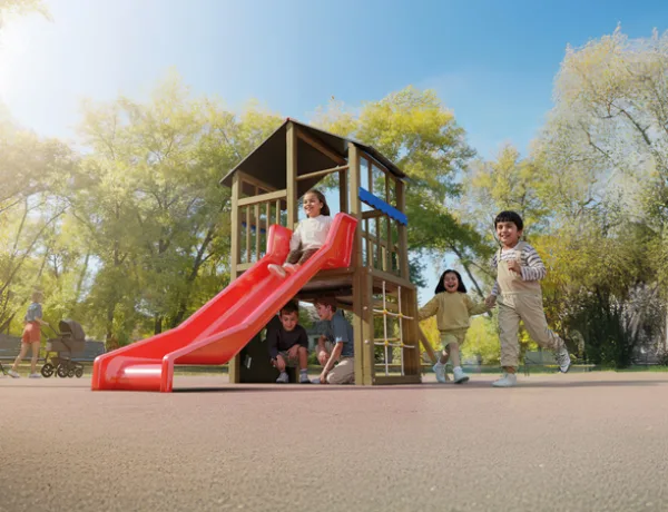 Toboggan en bois pour enfants — Aires de jeux
